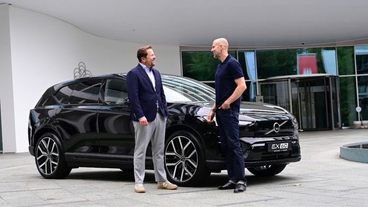 René Müller am Volvo EX60 in Hamburg im Gespräch mit Michael Blumenstein (Autoflotte)