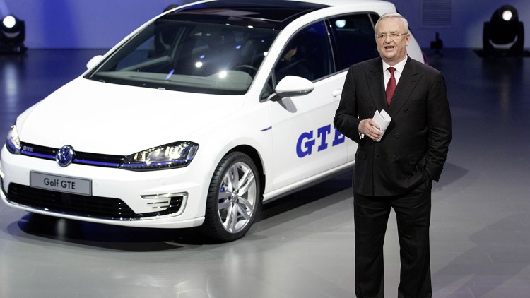 VW-Chef Martin Winterkorn vorm Golf GTE