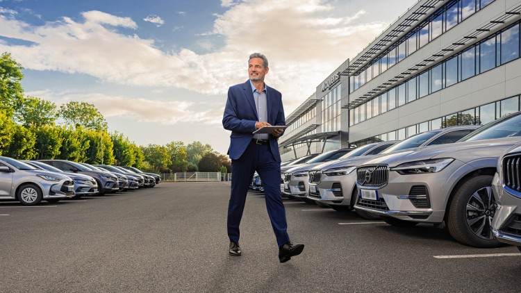 Starker Mobilitätspartner: Die Services von Ayvens Flottenmanager mit Tablet geht durch Fuhrpark