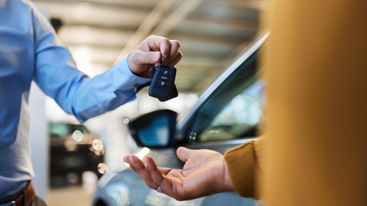 Beratung und Betreuung: Umfassende Kompetenz Übergabe eines Autoschlüssels