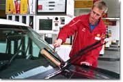 Tankwart für deutsche Tanktouristen in Österreich Shell_Tankwart