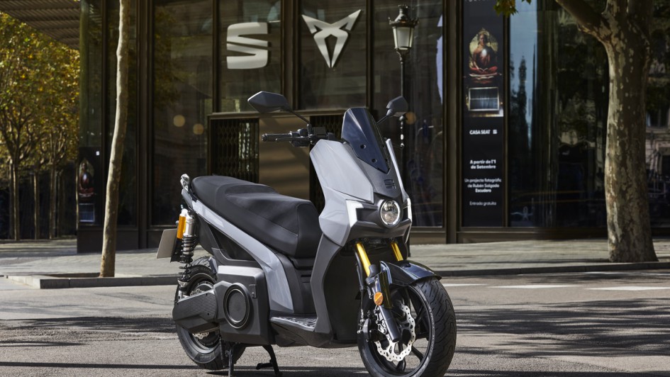 Seat Mó in grau vor modernem Gebäude