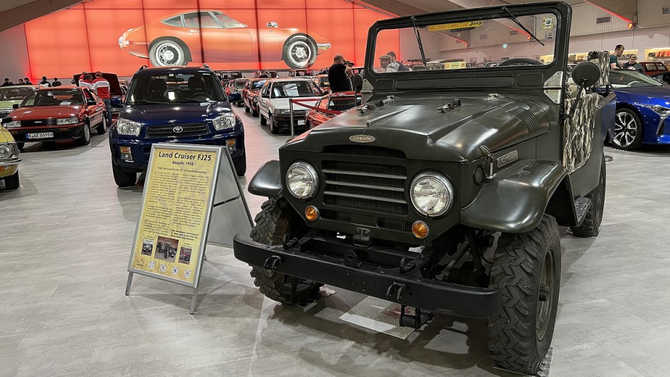 Der Toyota BJ Jeep mutierte 1955 zum Land Cruiser – der erste weltweite Bestseller made in Japan. Im Bild ein früher Land Cruiser als Gaststar in der Toyota Collection