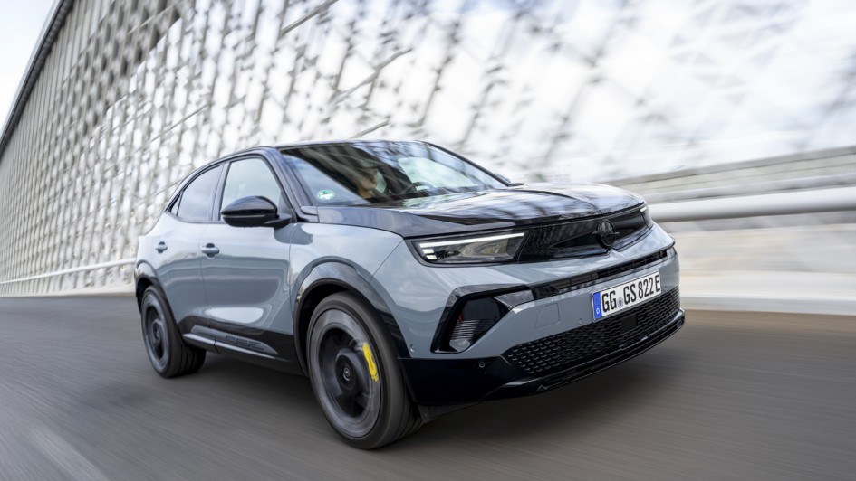 silbergrauer Opel Mokka GSE während der Fahrt über eine Brücke fotografiert