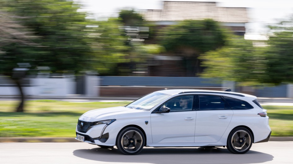 Peugeot 308 Elektro in weiss fahrend von der Seite fotografiert