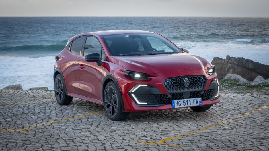 Roter Renault Clio an der Atlantikküste von Portugal auf Kopfsteinpflaster stehend