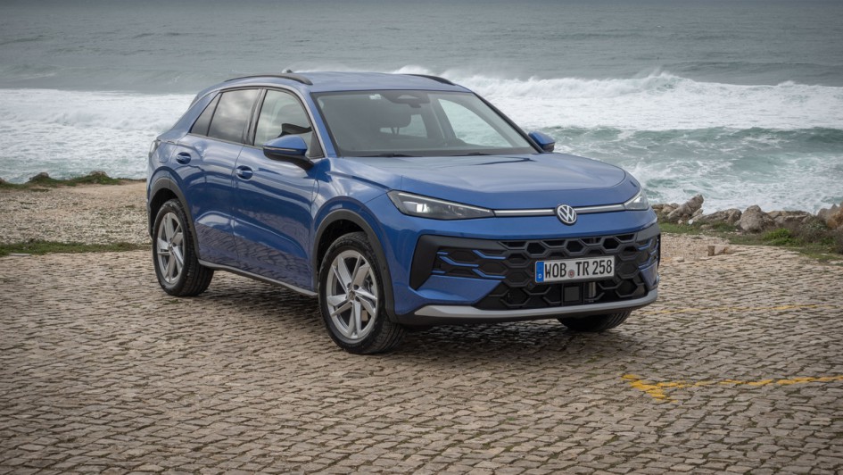 Blauer VW T-Roc der zweiten Generation stehend vor dem Atlantik in Portugal fotografiert