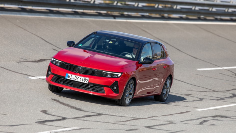 Im Test sind neun Sommerreifen der Dimension 225/45 R17 mit Opel Astra auf der Steilwandkurve
