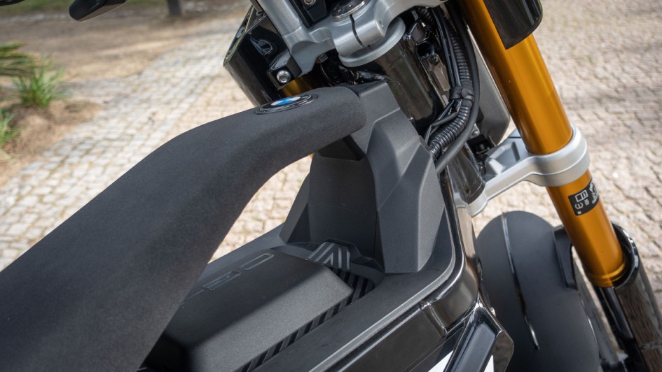 BMW CE 02 Sitzbank im Detail