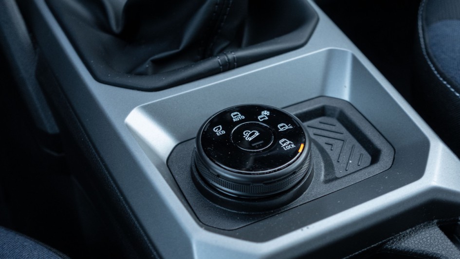 Foto vom Fahrmodi-Schalter hinter dem Schalthebel in der Mittelkonsole des Dacia Duster