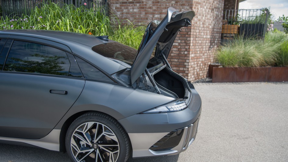 Hyundai Ioniq 6 mit geöffnetem Heckdeckel, kleiner Kofferraum