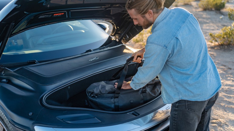 Lucid Air Touring  Frunk. Hier passen 283 Liter rein. Nochmals 627 Liter in den klasscsihen Kofferraum im heck. Genug für die große Reise.