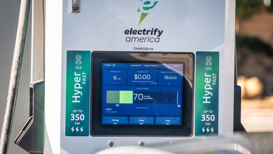 Lucid Air Touring  Elektroauto wird am Schnelllader von Electrify America geladen