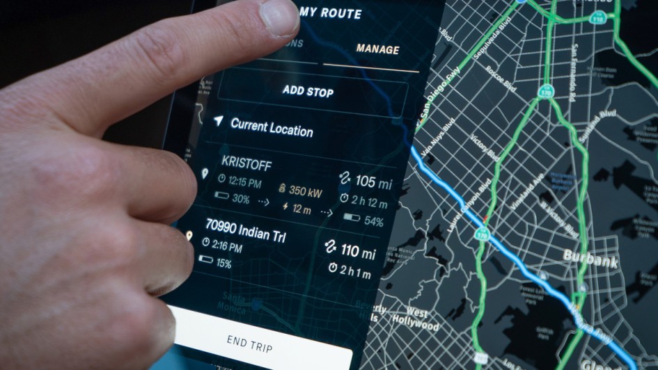 Lucid Air Touring Ladeplanung wird im Infoscreen angezeigt