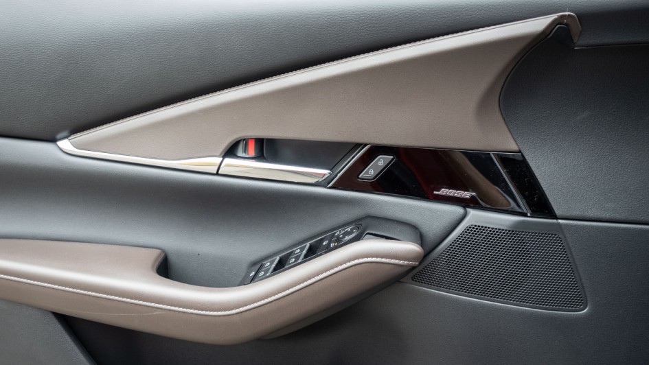 Türverkleidung vorne links im Mazda CX-30  in der Ausstattungslinie Takumi