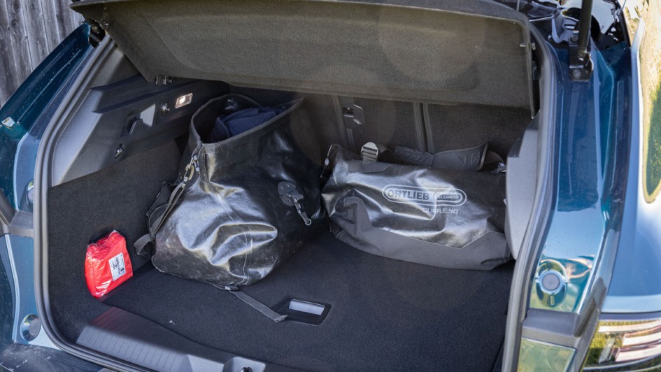 Foto des geöffneten Kofferraums mit Sporttaschen innenliegend im Opel Grandland Hybrid 2025