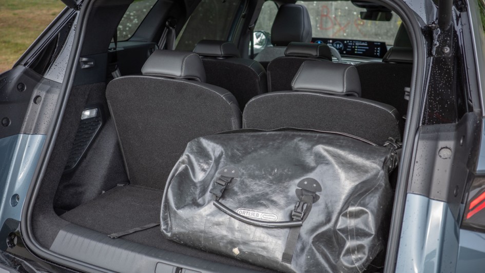 Schwarze Ortlieb-Tasche-Sporttasche im Heck des 5008 bei Siebensitzbestuhlung