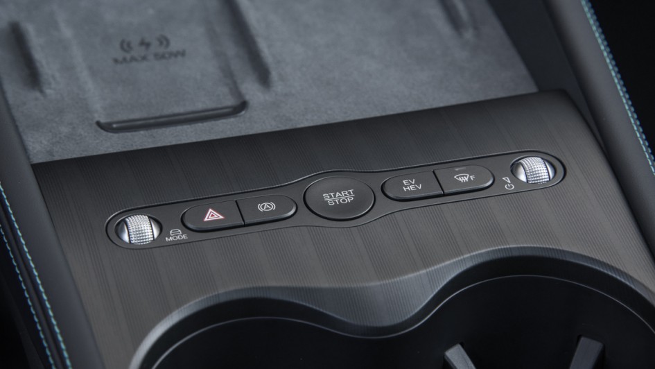 Handyablage und Bedienelemente der Mittelkonsole im BYD Seal 6 DM-i Touring