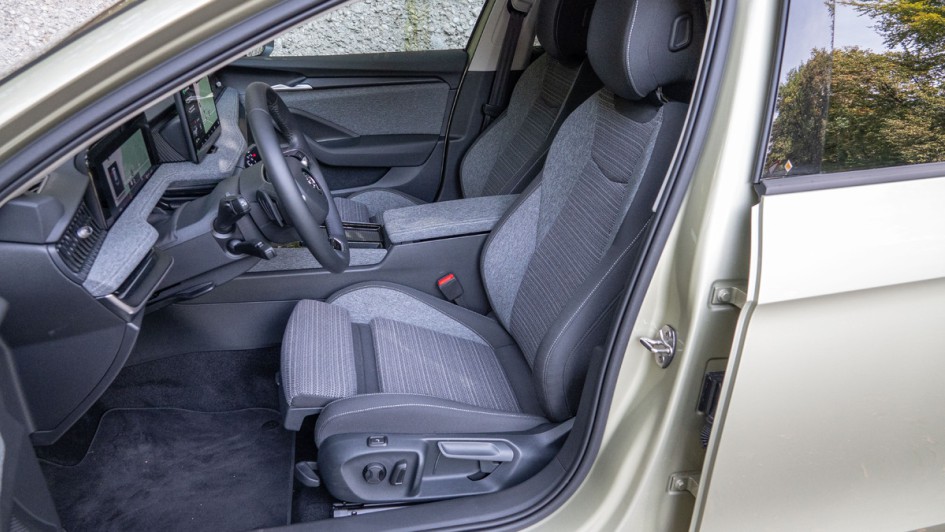 Vordersitze im Skoda Superb Combi 2.0 TDI Selection