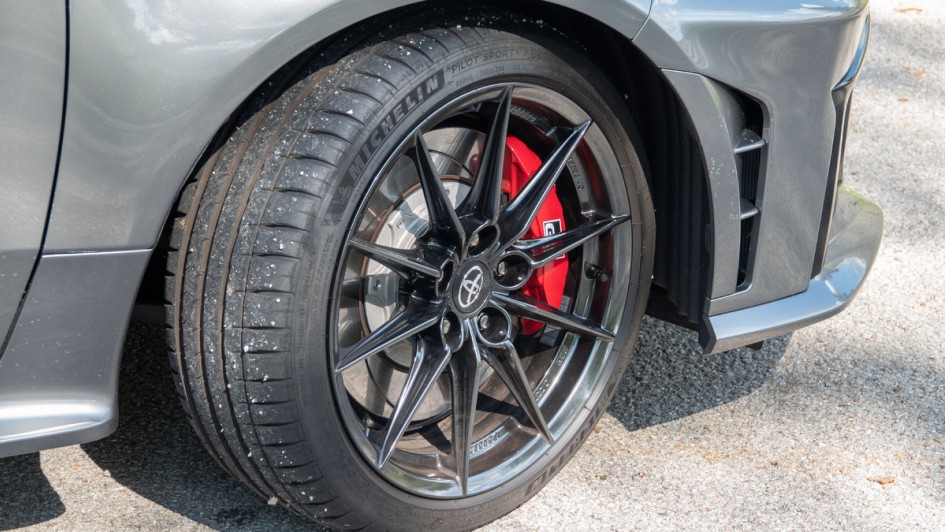 Michelin-Pneus und geschmiedete Felge im Detail