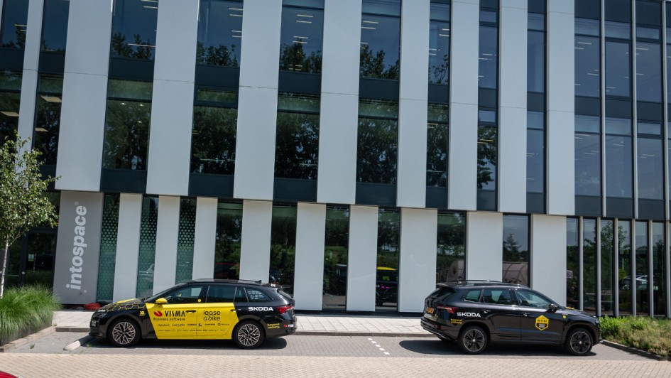 Skoda Octavia und Skoda Karoq vor dem Gebäude von Team Visma Lease a Bike