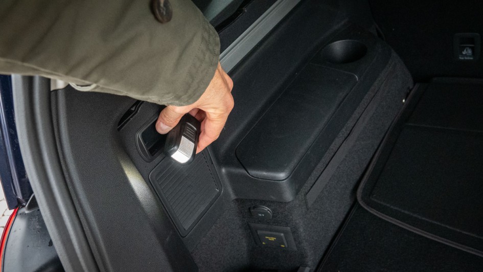 Taschenlampe im Kofferraum des VW Touran 2025