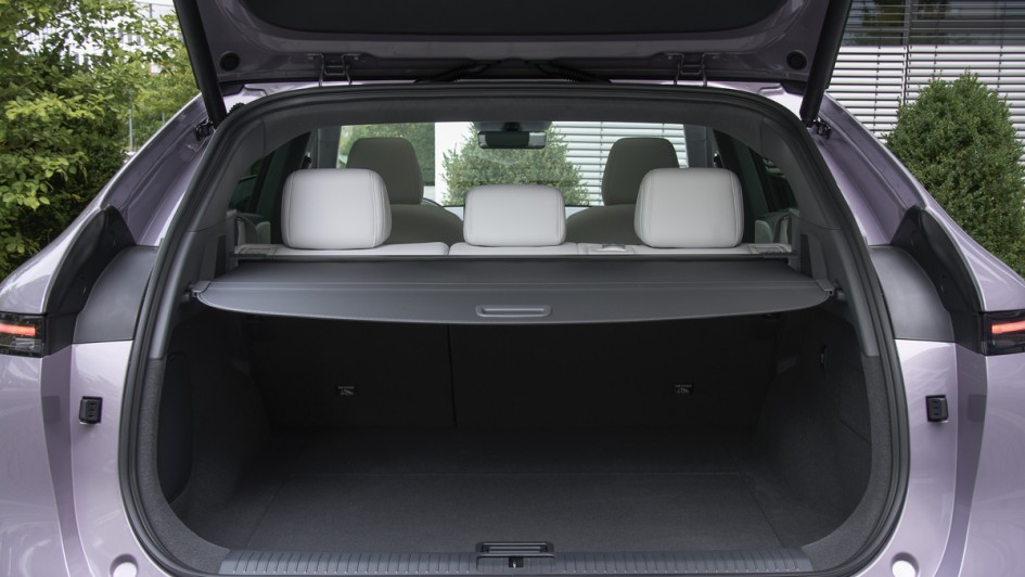 Geöffnete Kofferraumklappe mit Blick ins Innere des Xpeng G6