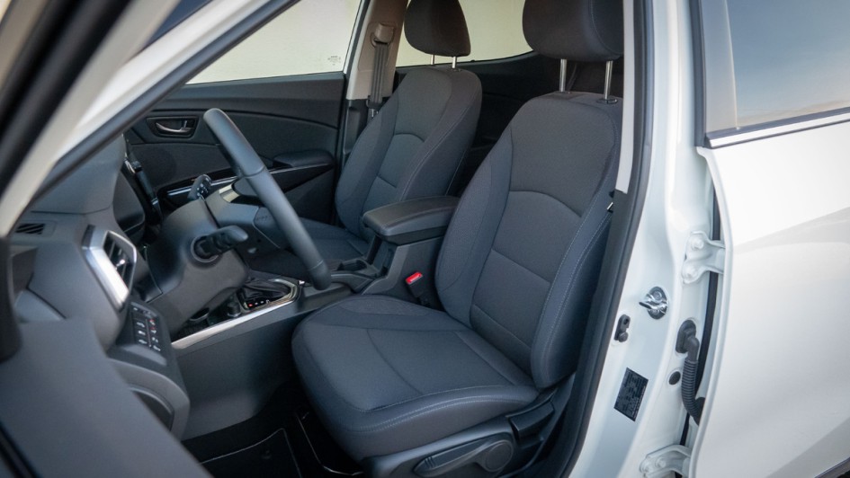 Vordersitze und gesamter Innenraum vorn des KGM Tivoli auf einem Foto