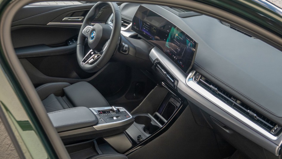 Das Cockpit des BMW 230e Active Tourers aus der Beifahrerperspektive