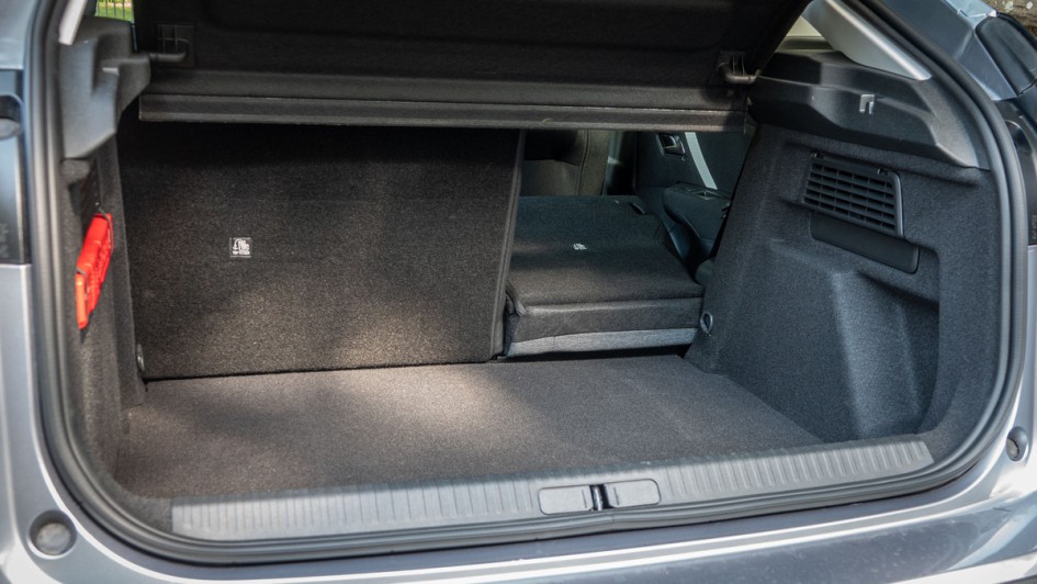 Foto vom Kofferraum mit rechtem drittel der Rücklehne umgeklappt im Citroen C4 You (2024)