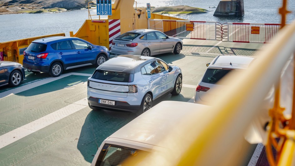 Volvo EX30 auf Fähre fahrend