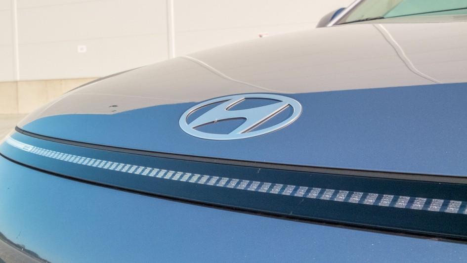 Durchgehende LED-Lichtleiste an der Front des Kona Elektro