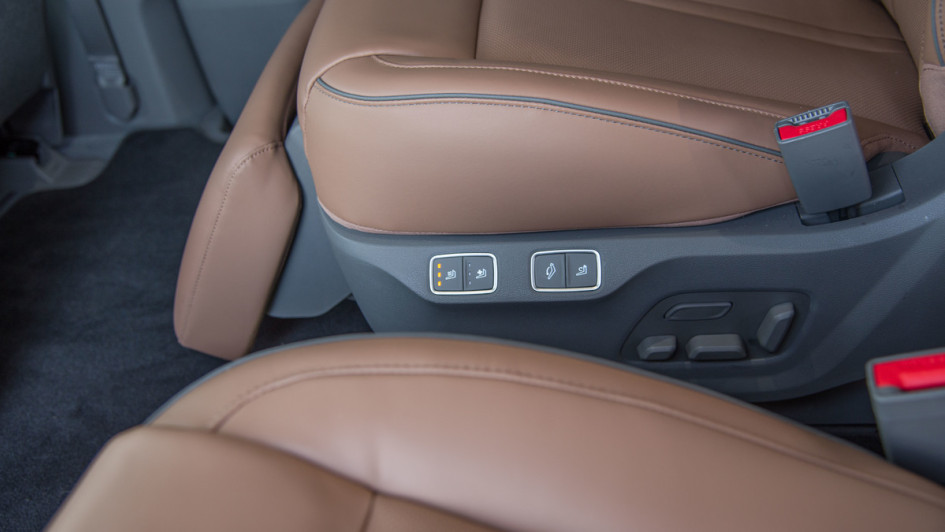 Hyundai Staria 2.2 Diesel Detailaufnahme der elektrischen Sitzverstellung und Sitzheizung und Sitzbelüftung in der zweiten Sitzreihe
