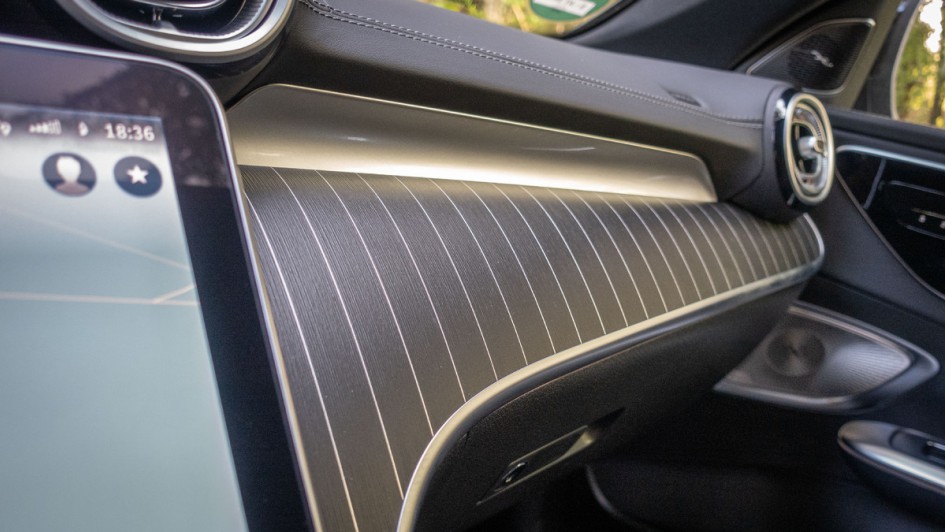 Mercedes C 220 d All Terrain in Patagonienrot mit offenporigen Holzeinlagen im Armaturenbrett