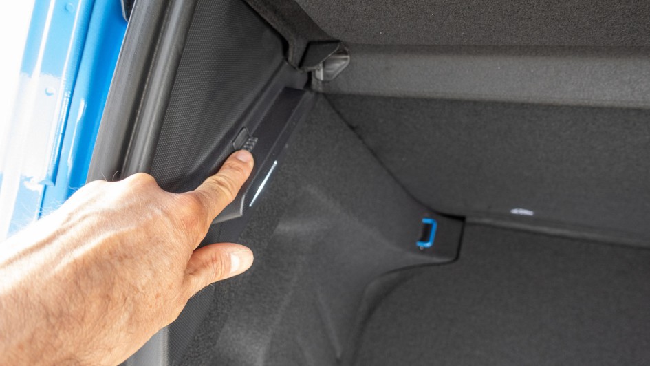 Im MG3 Hybrid gibt es auch durchaus feine Details, wie die Gummiauflagen, die ein Klappern der Gepäckraumablage verhindern sollen