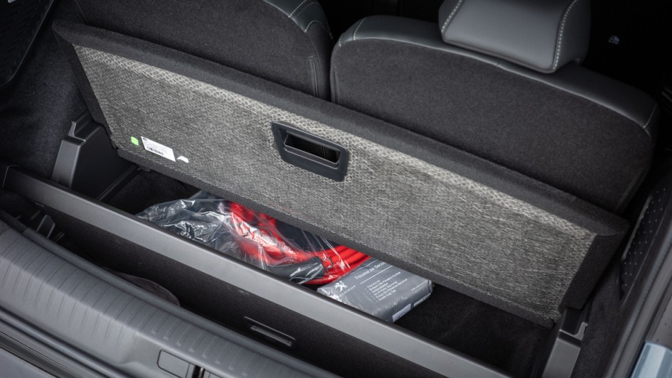 Unterbodenfach im Peugeot E-5008 mit darin eingelegtem Gepäckrollo