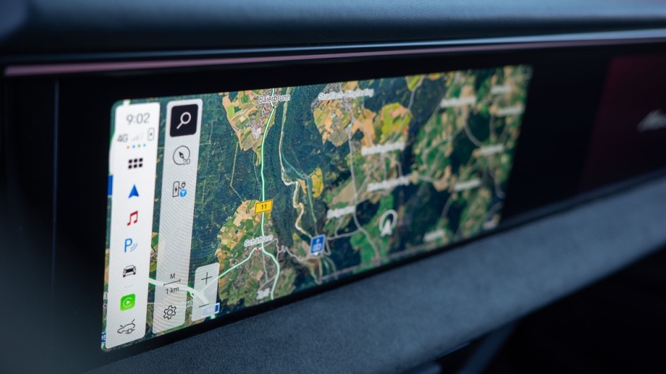 Ansicht der Navikarte in Satellitenansicht im Porsche Macan