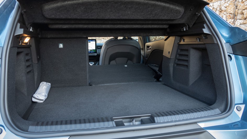 Renault Symbioz mit umgelegter rechter Seite der Rückbank und Blick vom Heck nach vorn