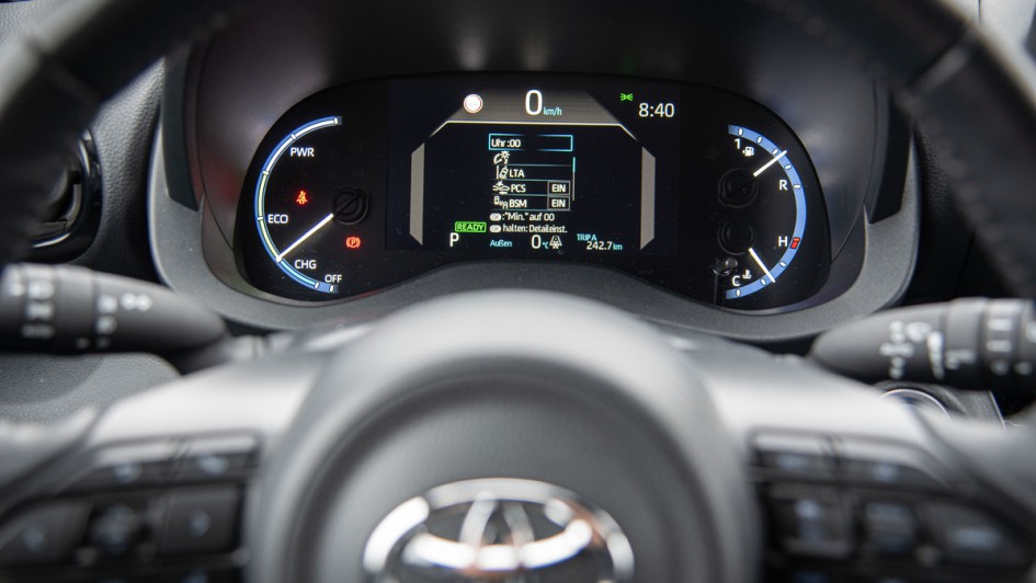 Toyota Yaris Cross Hybrid AWD Detail vom teildigitalem Tacho