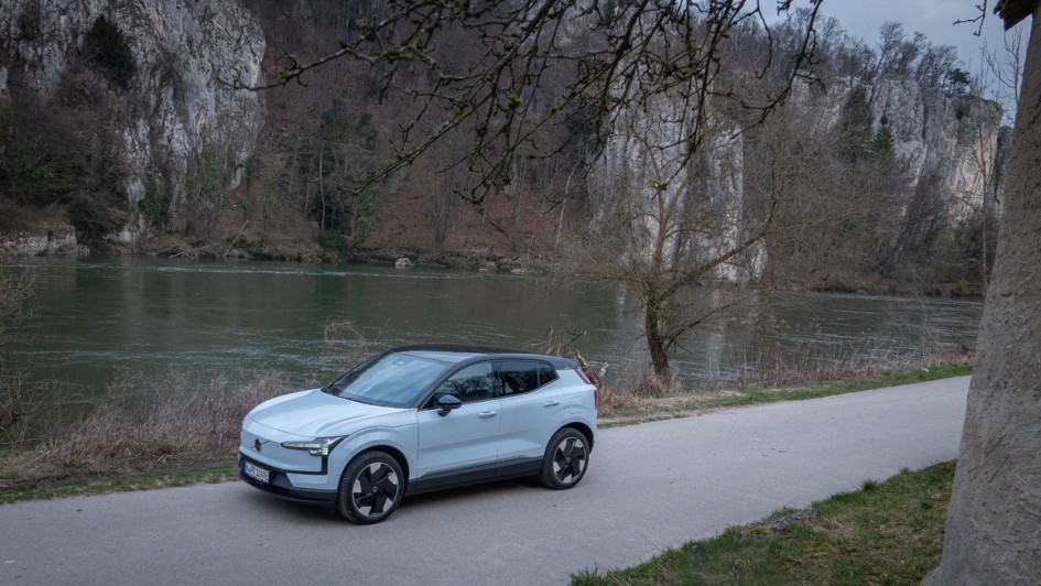 Volvo EX30 an der Altmühl