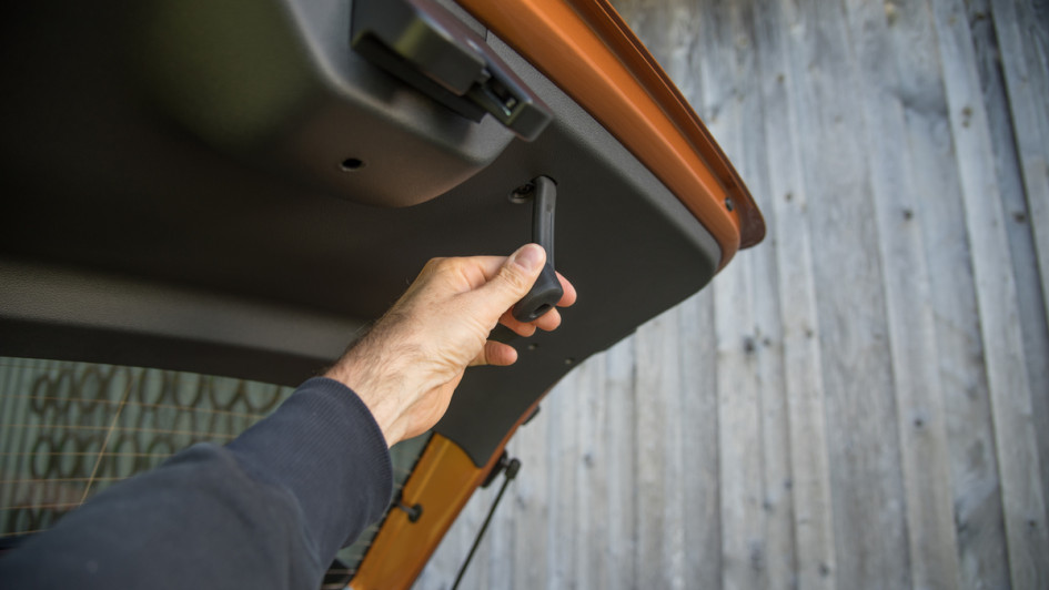 Skoda Fabia 2023 Kofferraum geöffnet, zuziehen mittels Gummigriff