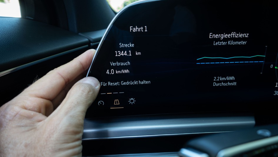 Bordcomputer im Cadillac Lyriq links vom Lenkrad mit Touchbedienung