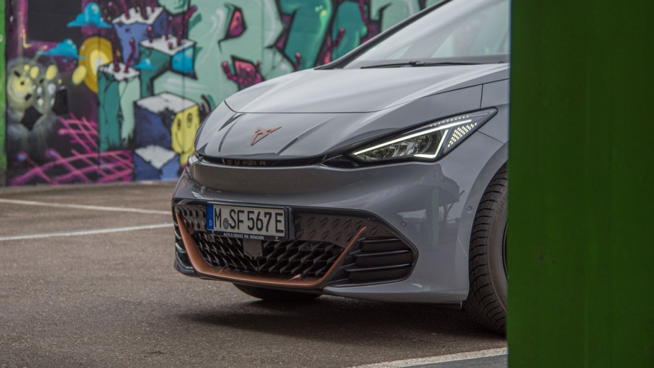 Detailfoto der Front des Cupra Born