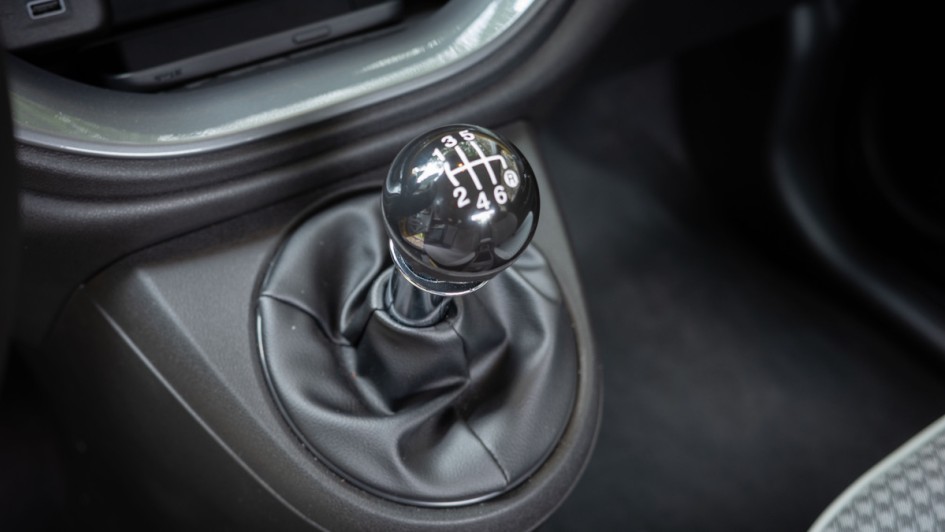 Sechsgang-Schaltung im Fiat 500 Hybrid, Detailaufnahme des Schalthebels