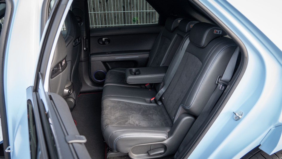 Auf der Rückbank fehlt es traditionell an Seitenhalt, dafür ist das Platzangebot überragend.