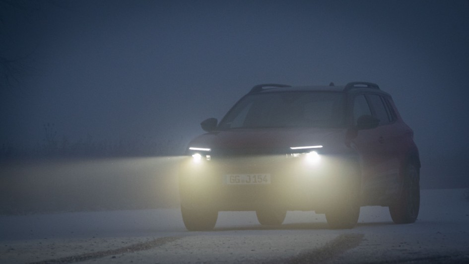 Foto vom Jeep Avenger im Nebel mit eingeschaltetem Licht