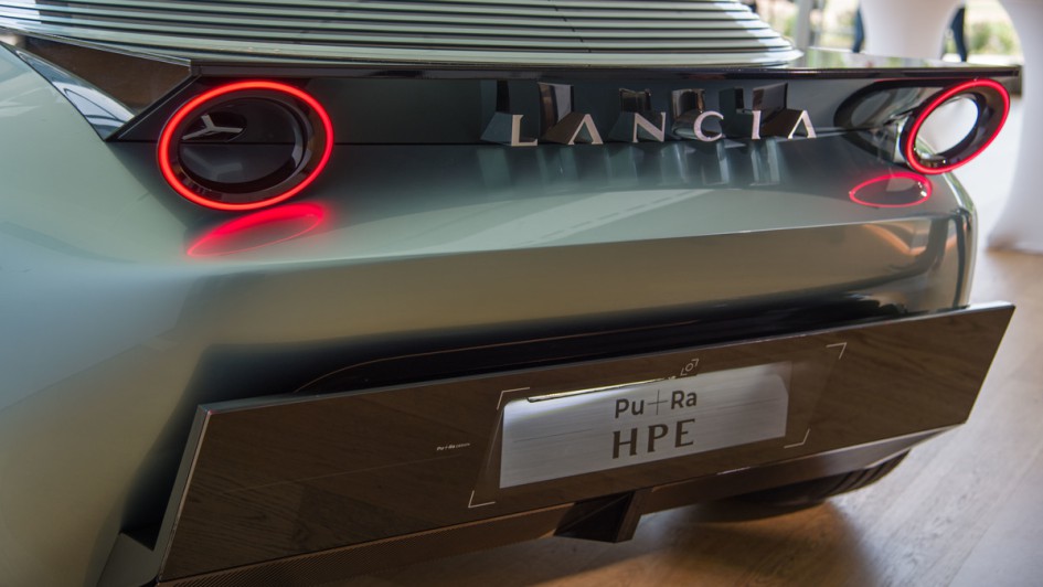 Lancia Pura HPE Heckansicht mit LED-Rundscheinwerfern