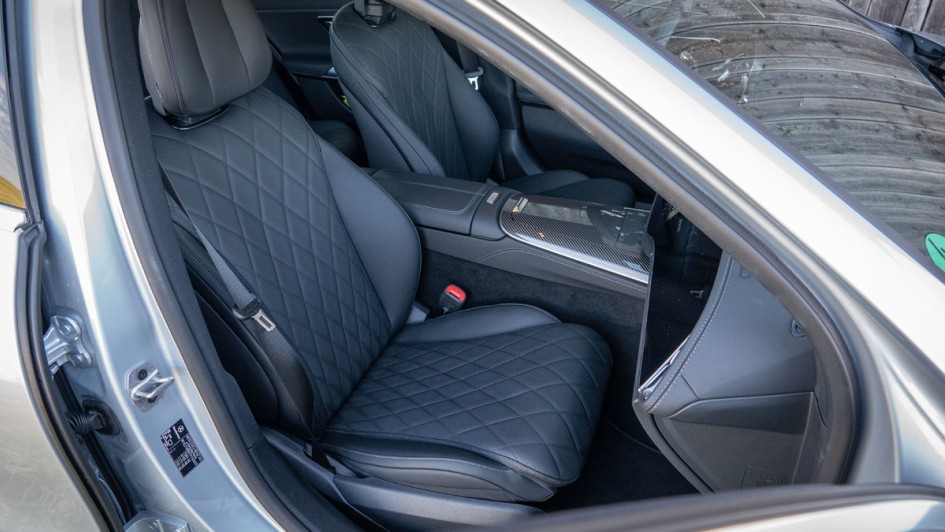 Foto der vorderen Sitze mit schwarzem Leder bespannt