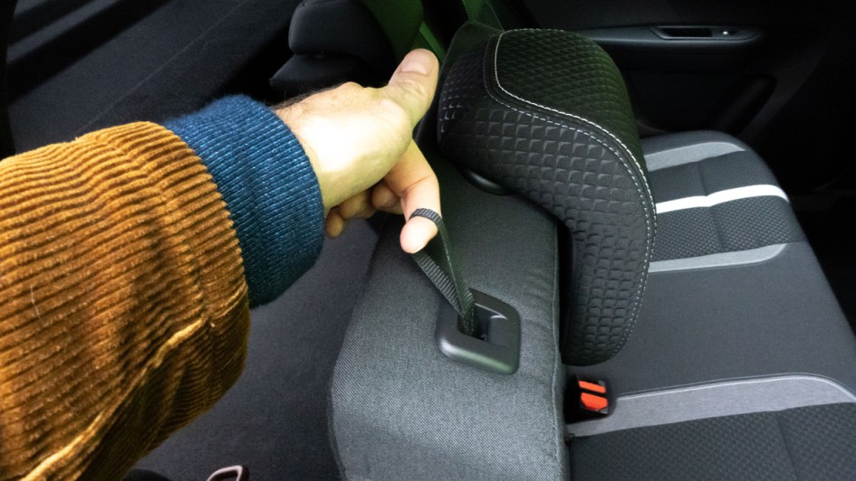 Umgeklappte Rücksitzlehne rechts im Opel Frontera