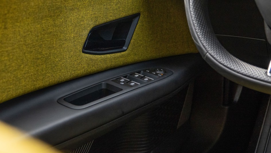 Schalter für Spiegelverstellung und Fensteröffnung in der Türverkleidung des R5